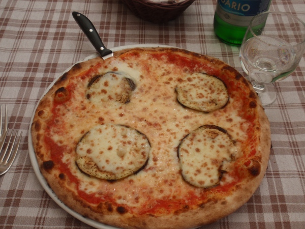 Pizza con melanzane ("pizza with eggplant") at a trattoria in Trastevere, Rome